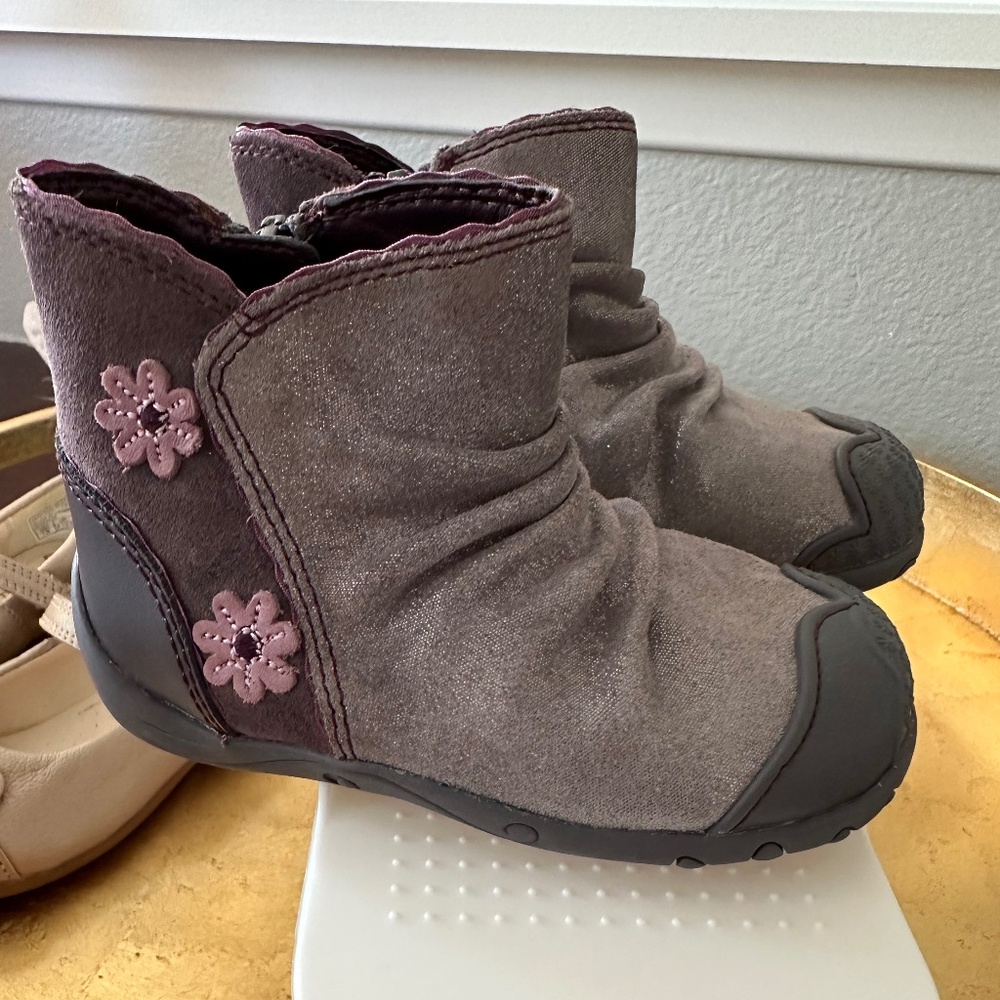 EUC- Clarks Slouchy Boots Baby/Toddler - Purple/Shimmery BrownPurple - size 5…